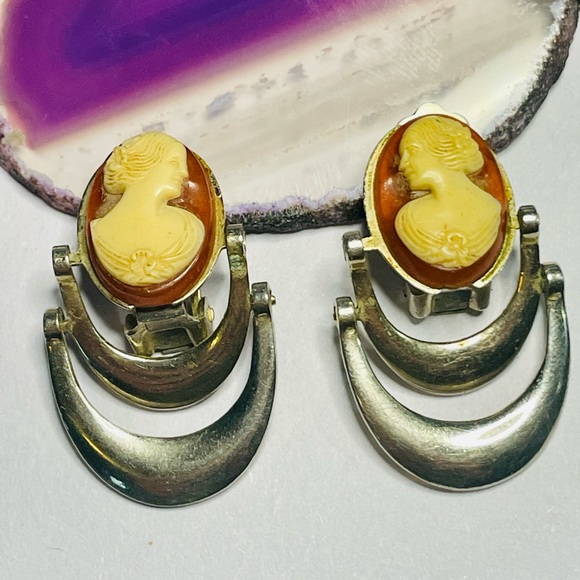 Unique Vtg plastic molded cameo clip on MCM style earrings (1.5x1”) - Picture 2 of 7